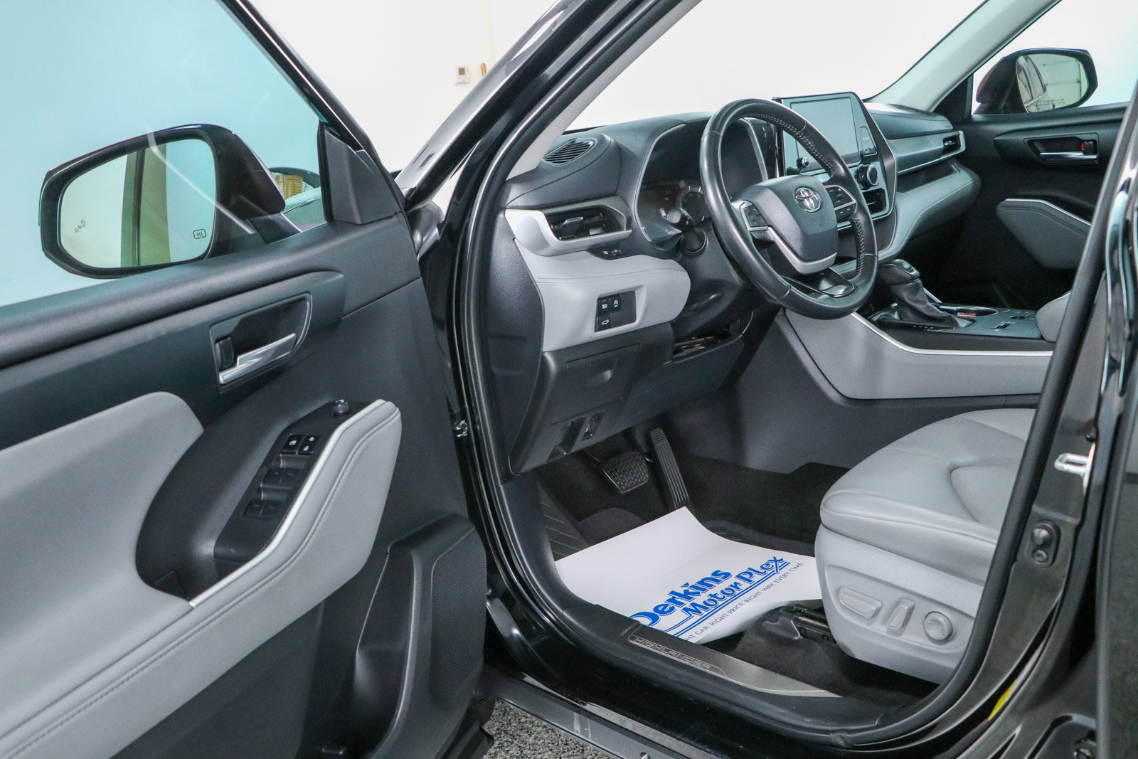 Used 2024 Toyota Highlander XLE FWD image 3