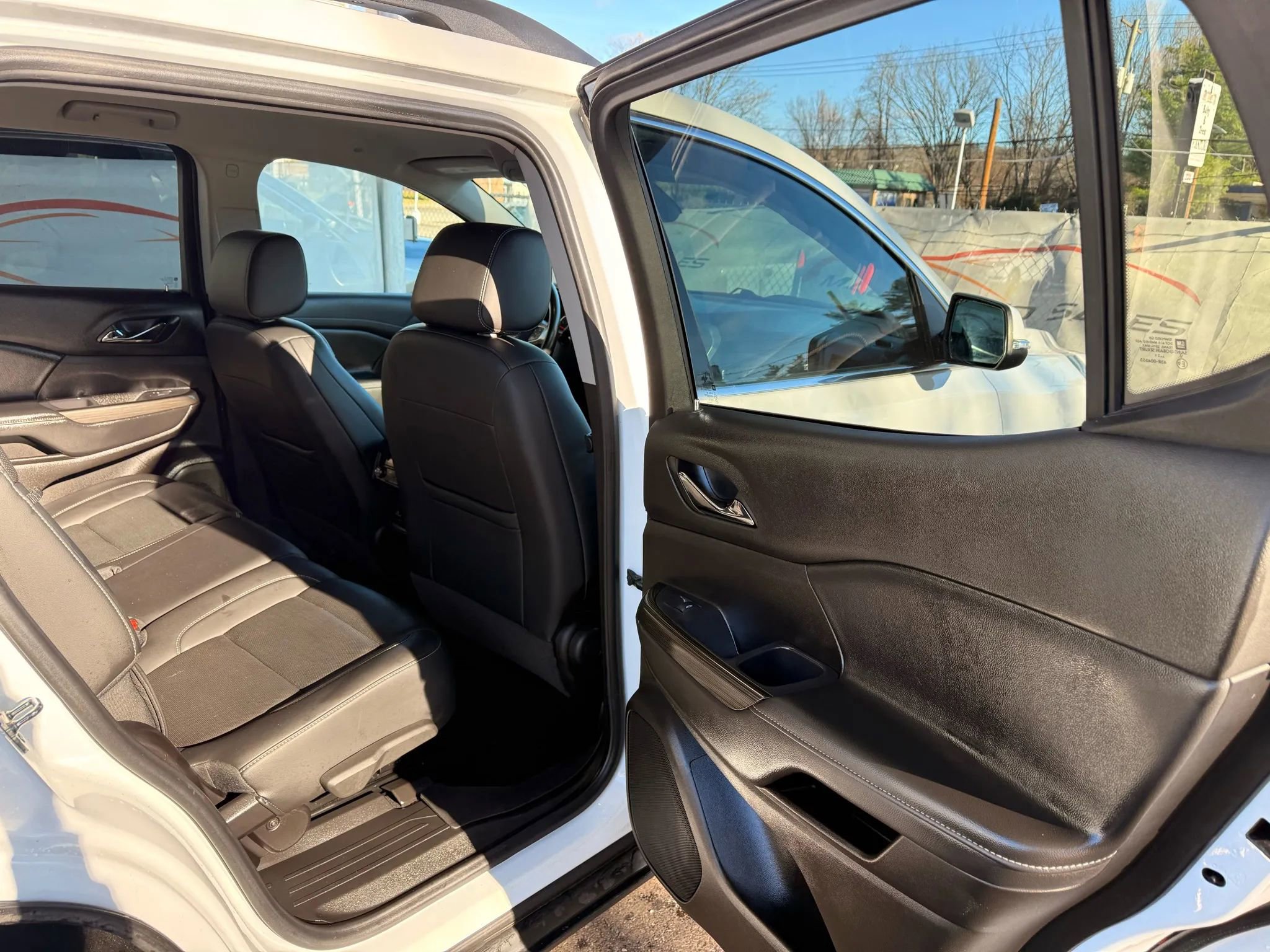 Used 2022 GMC Acadia SLT w/ LPO, Floor Liner Package image 70