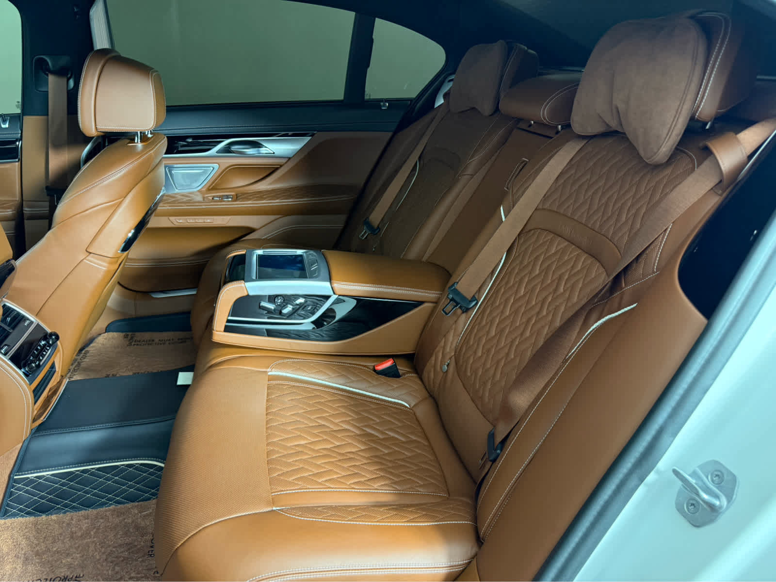 Certified 2022 BMW ALPINA B7 xDrive w/ Luxury Rear Seating Package image 15