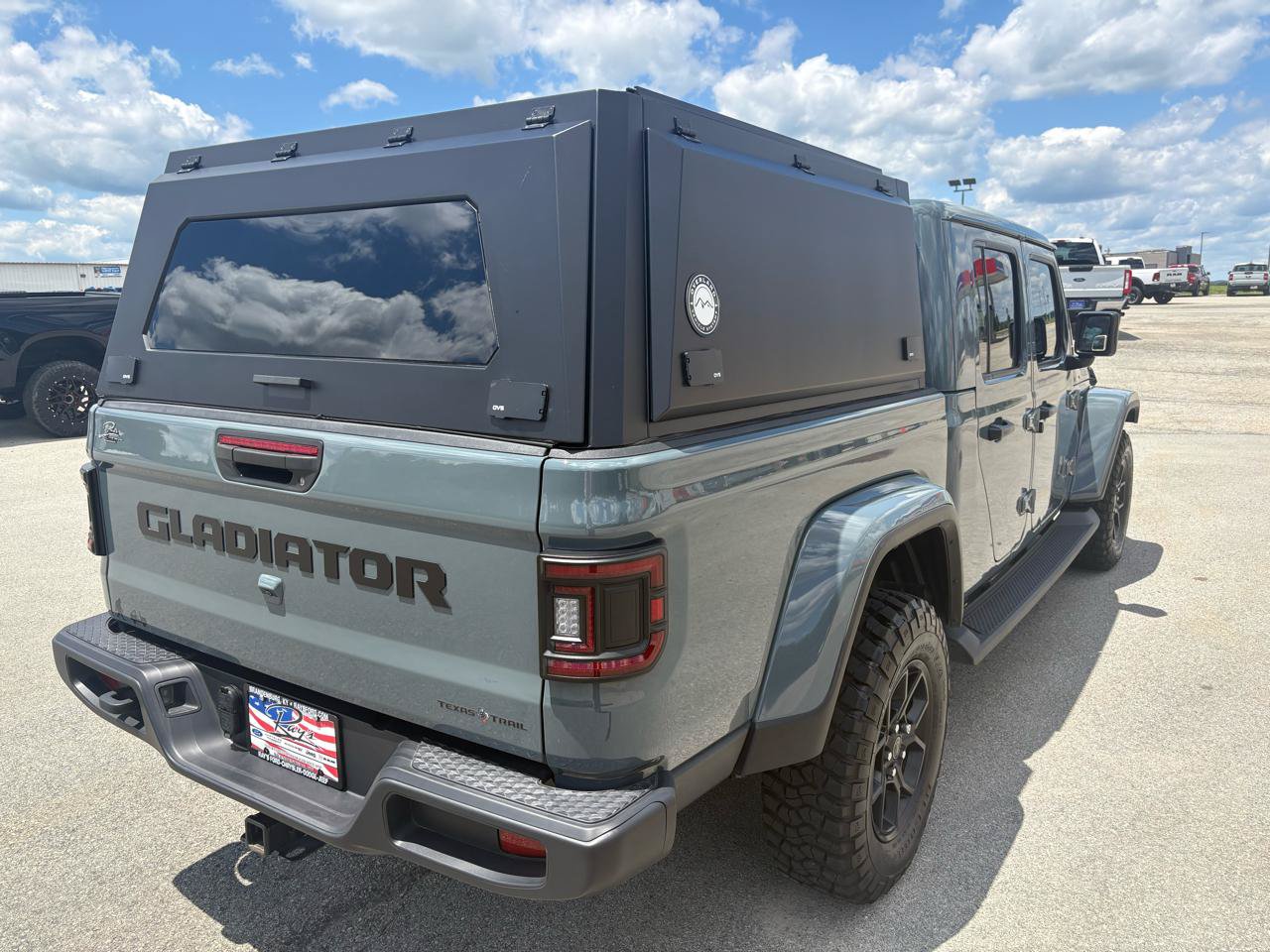 Used 2025 Jeep Gladiator Sport AWD/4WD image 3
