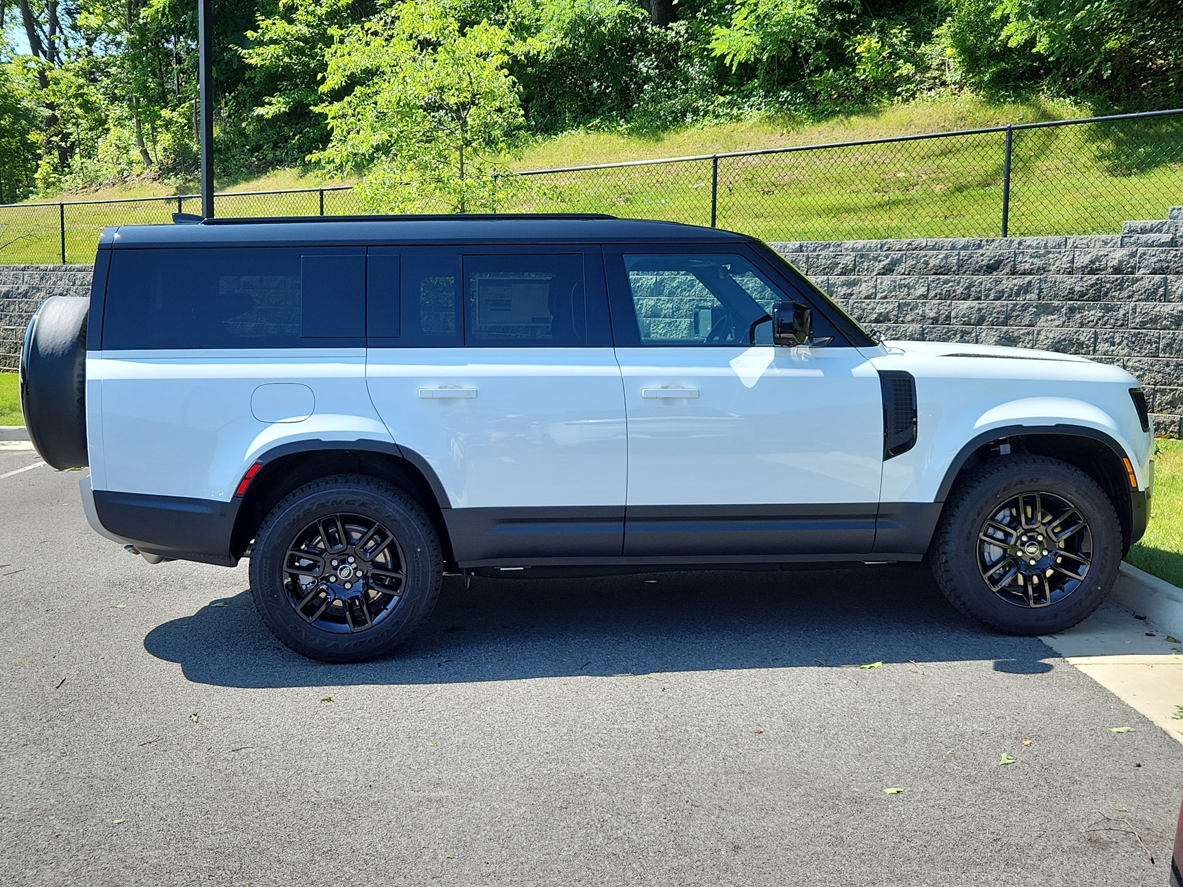Used 2025 Land Rover Defender 130 S image 11