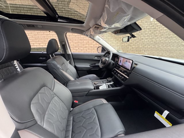 New 2026 Nissan Pathfinder Platinum AWD/4WD image 9