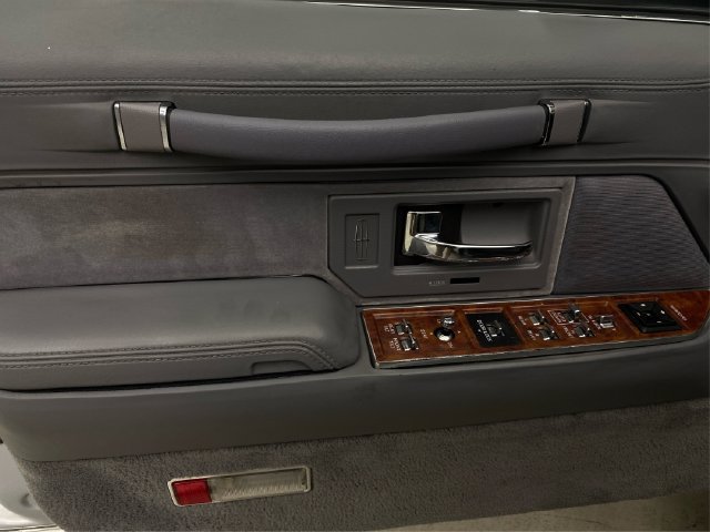 Used 1994 Lincoln Town Car Signature RWD image 25