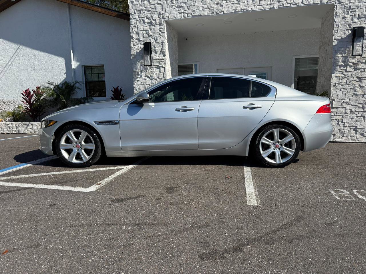 Used 2017 Jaguar XE Premium image 2