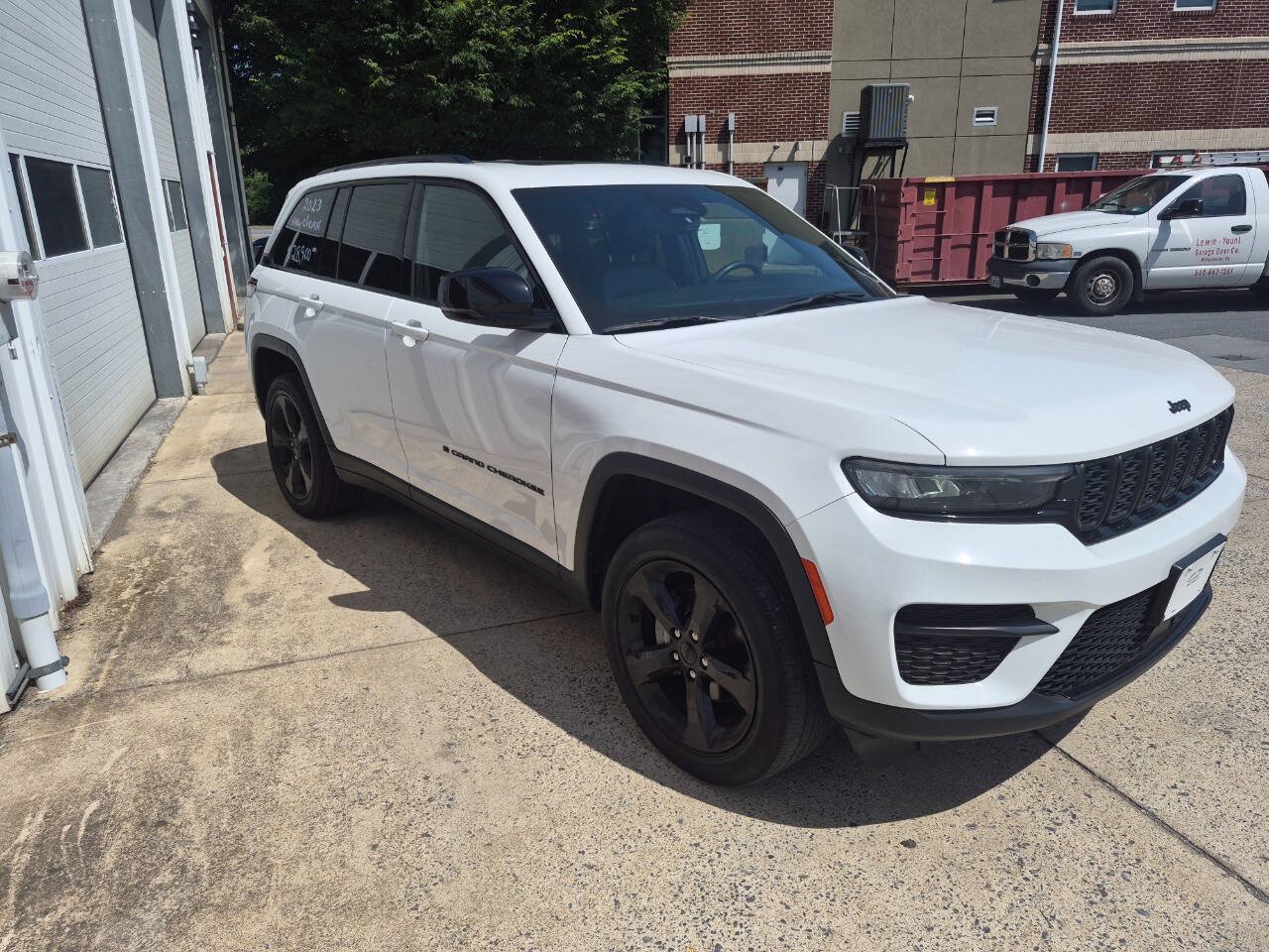 Used 2023 Jeep Grand Cherokee Altitude AWD/4WD image 3
