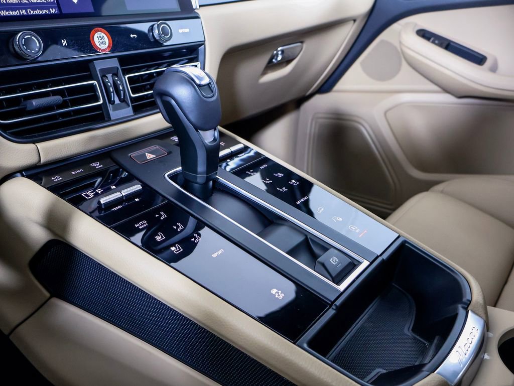 Certified 2025 Porsche Macan AWD/4WD image 20