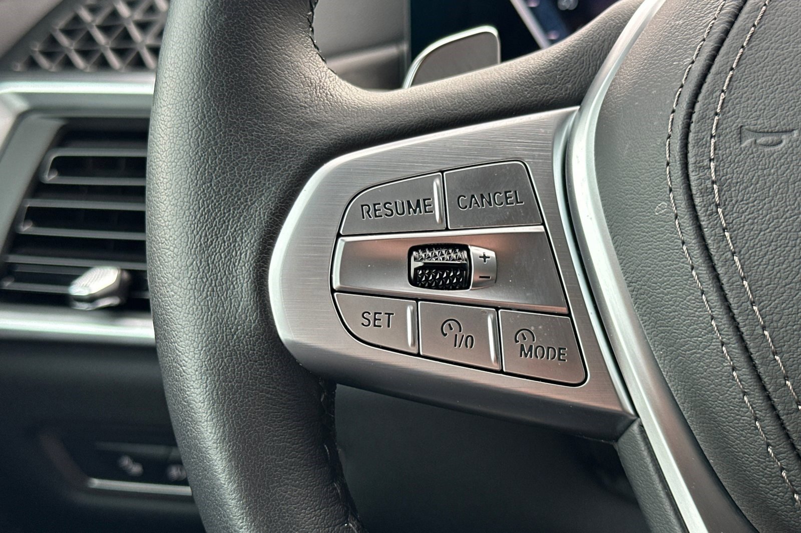 Used 2025 BMW X7 xDrive40i w/ Premium Package image 31