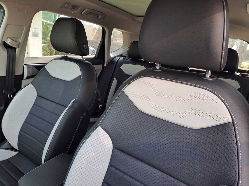 New 2025 Volkswagen Taos SEL image 19