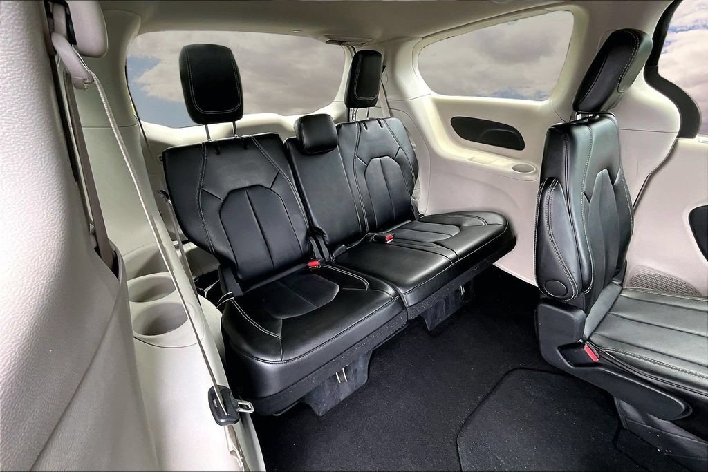 Used 2024 Chrysler Pacifica Touring-L FWD image 26