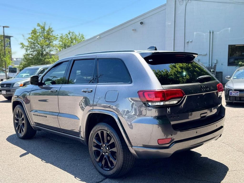 Used 2017 Jeep Grand Cherokee Altitude AWD/4WD image 4