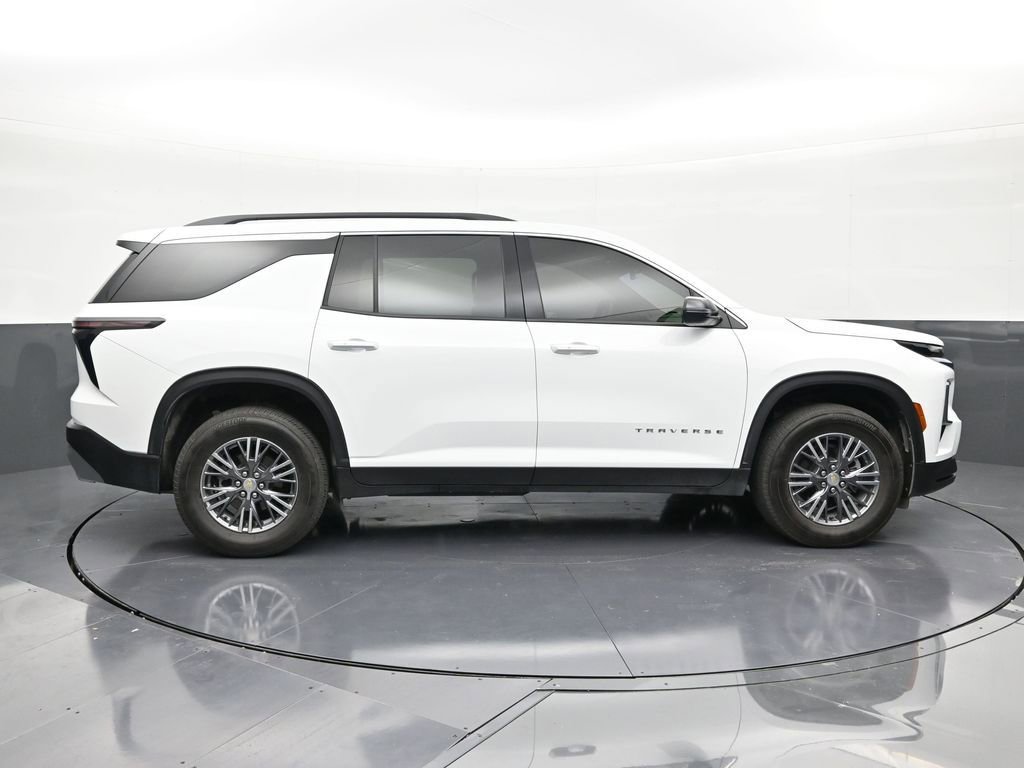 Used 2025 Chevrolet Traverse LT FWD image 6