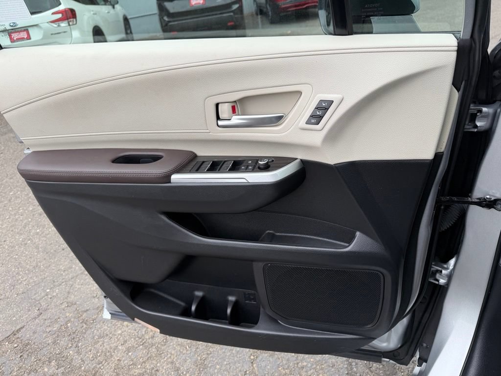 Used 2024 Toyota Sienna Platinum AWD/4WD image 22