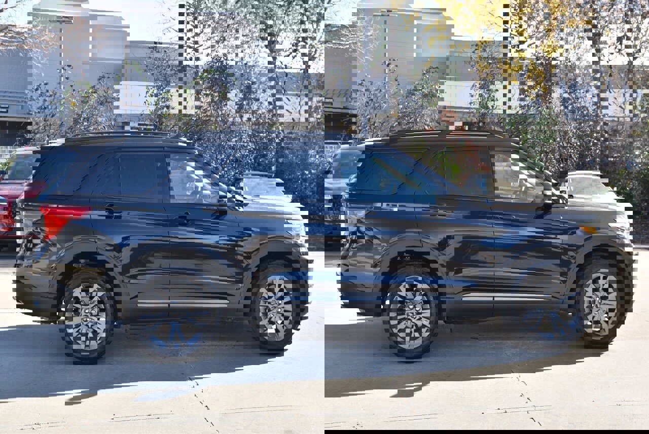 Used 2023 Ford Explorer XLT w/ Equipment Group 202A image 6