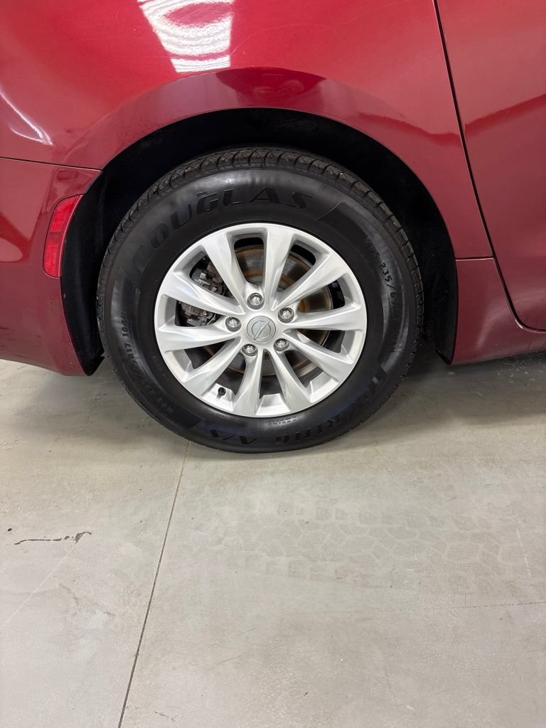 Used 2019 Chrysler Pacifica Touring-L FWD image 32