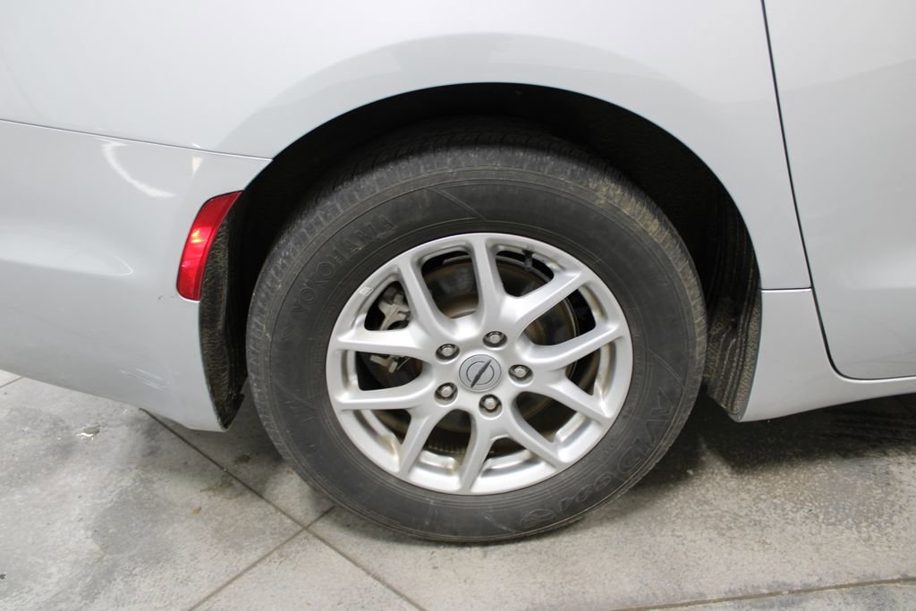 Used 2024 Chrysler Pacifica Touring-L image 38