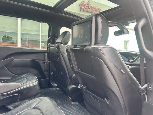 Used 2019 Chrysler Pacifica Limited w/ S Appearance Package FWD image 17