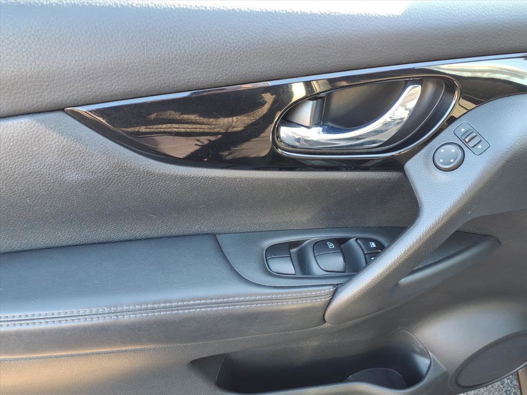 Used 2018 Nissan Rogue Sport SV w/ SV All-Weather Package image 17