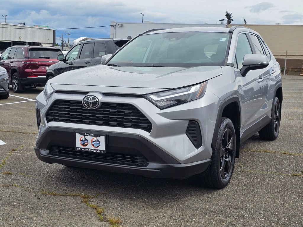 Used 2022 Toyota RAV4 XLE w/ XLE Grade Weather Package AWD/4WD image 4