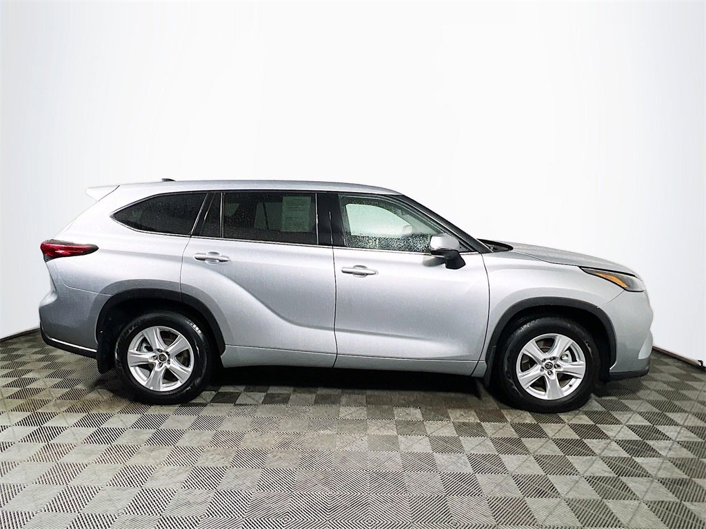 Certified 2022 Toyota Highlander LE image 9