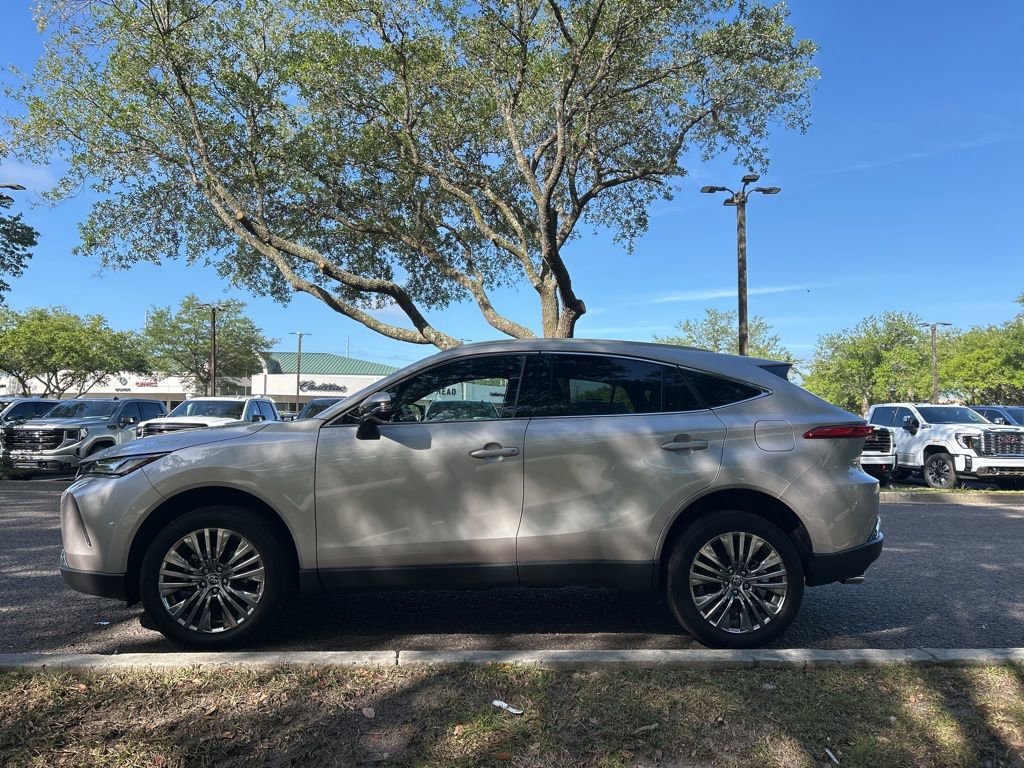 Used 2024 Toyota Venza XLE AWD/4WD image 2