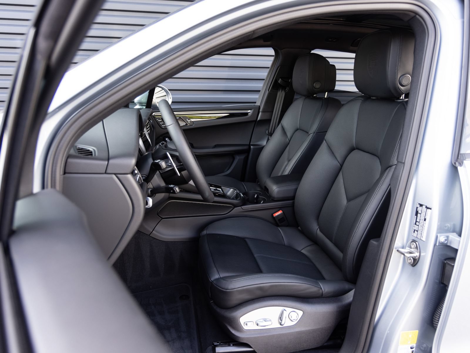Certified 2026 Porsche Macan AWD/4WD image 5