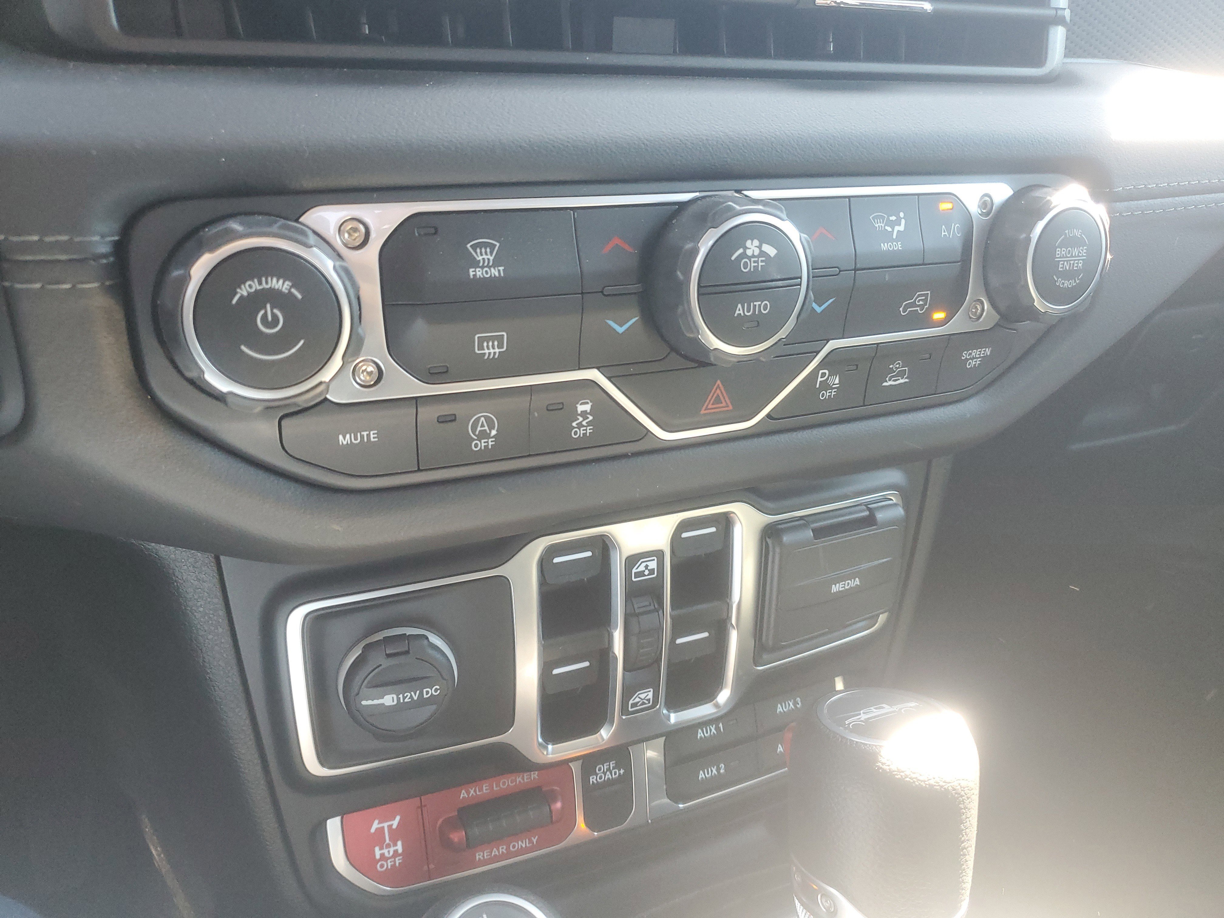 Used 2025 Jeep Gladiator Mojave w/ Safety Group image 19
