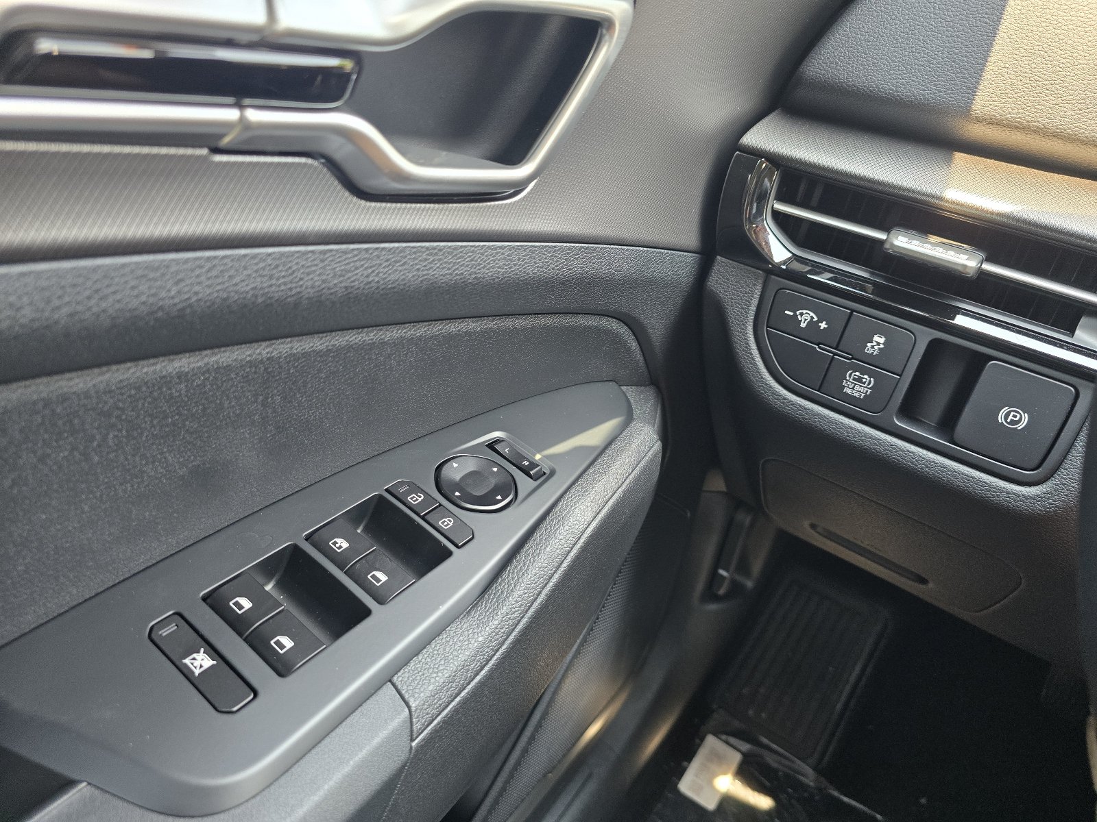New 2027 Kia Sportage LX FWD image 12