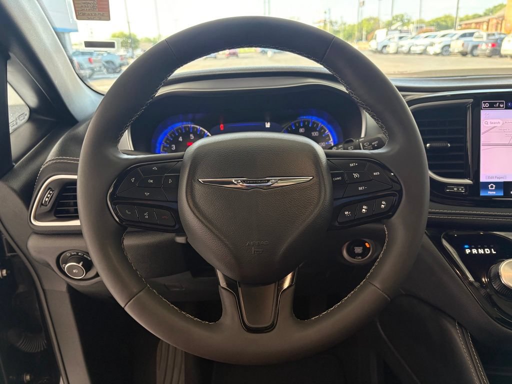 Used 2025 Chrysler Pacifica Limited FWD image 2