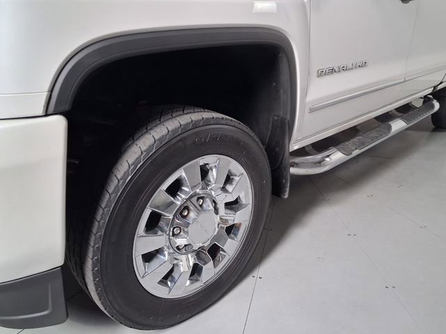 Used 2018 GMC Sierra 2500 Denali w/ Duramax Plus Package AWD/4WD image 9