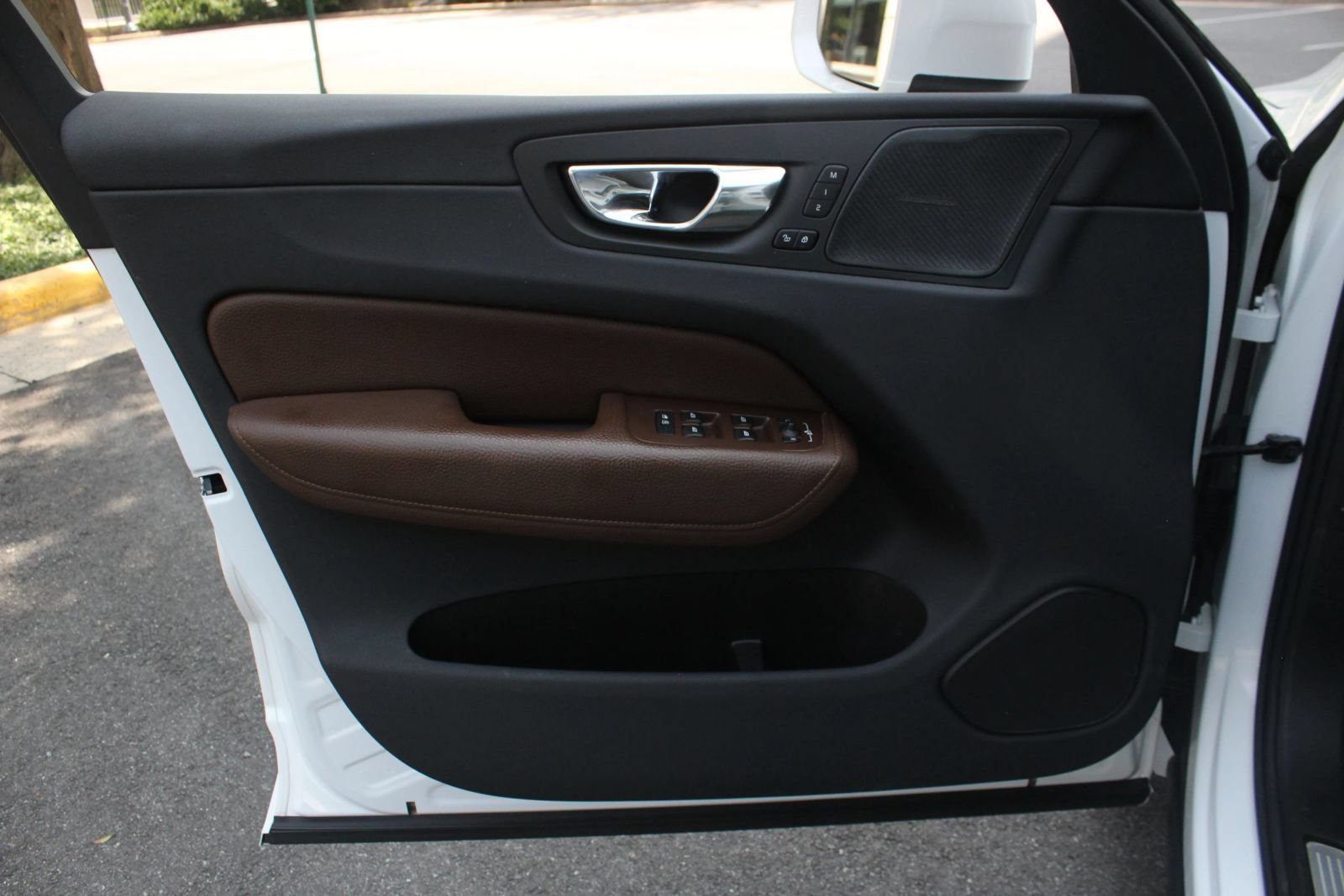 Used 2019 Volvo XC60 T5 Momentum w/ Multimedia Package AWD/4WD image 15