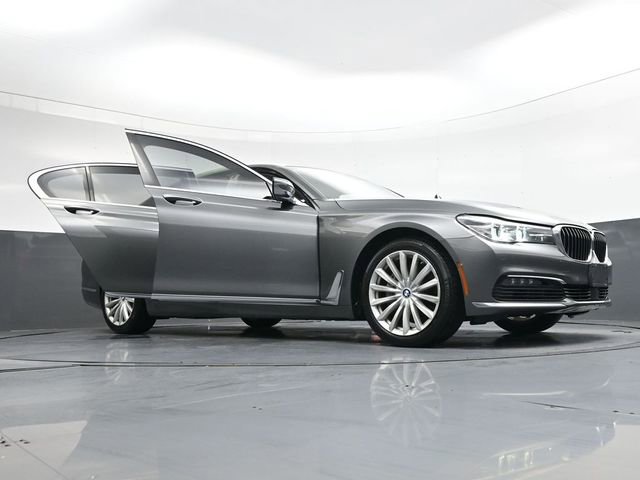 Used 2018 BMW 740i image 40