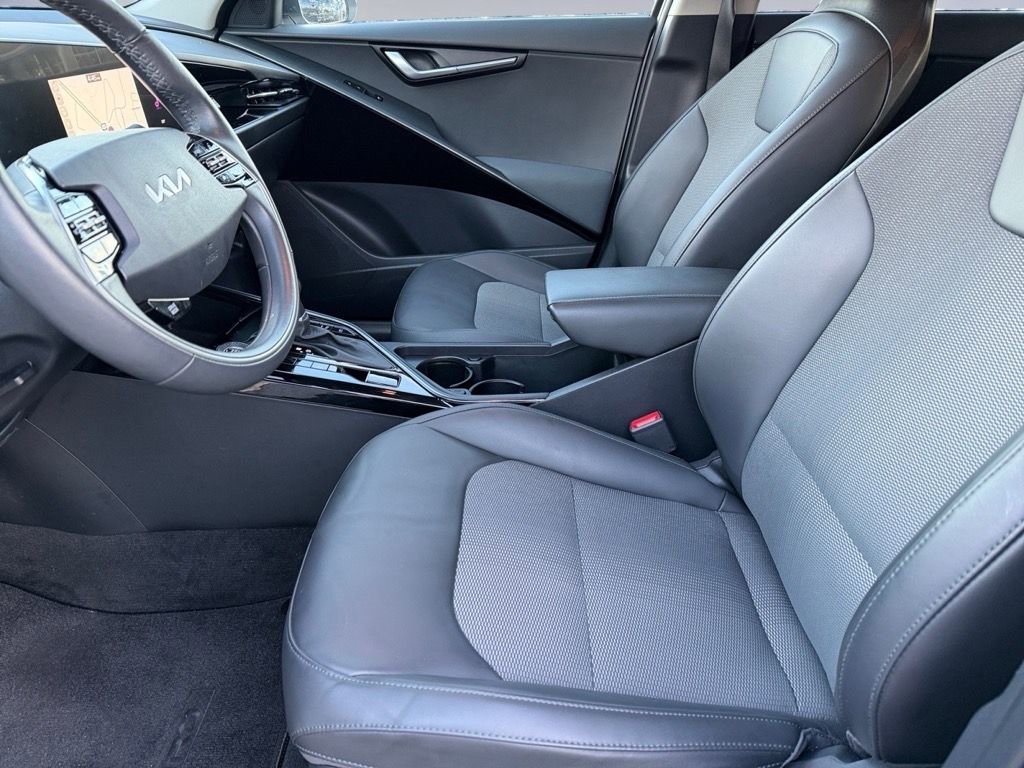 Used 2023 Kia Niro EX image 10
