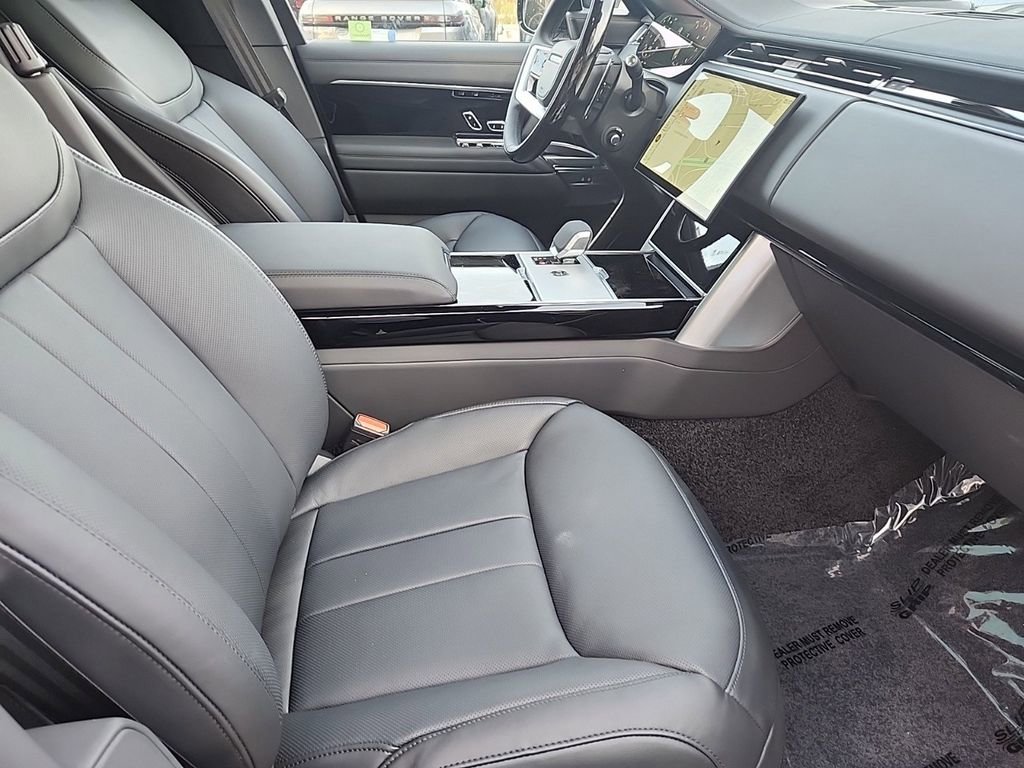 Used 2025 Land Rover Range Rover SE image 3
