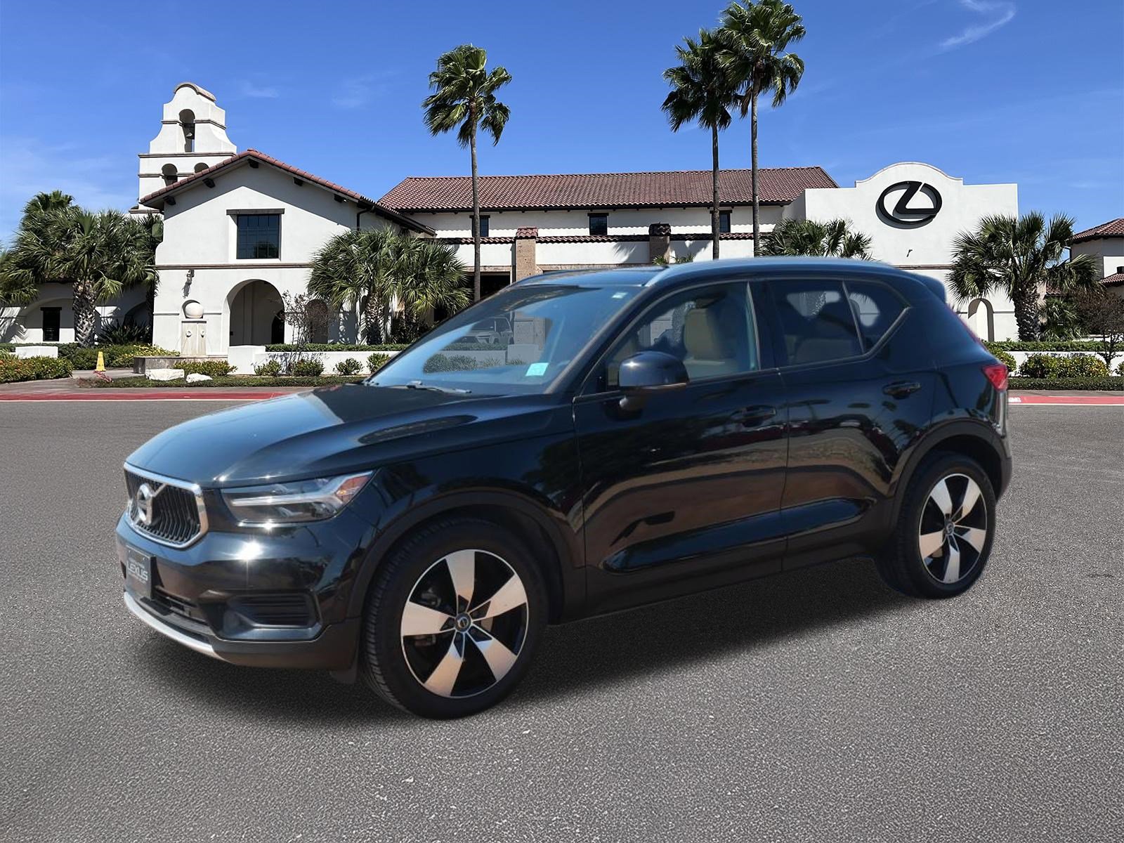 Used 2019 Volvo XC40 T5 Momentum image 5