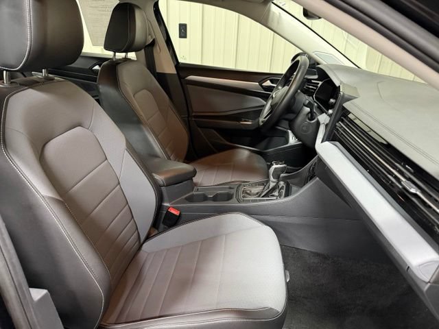 Used 2025 Volkswagen Jetta SE FWD image 25
