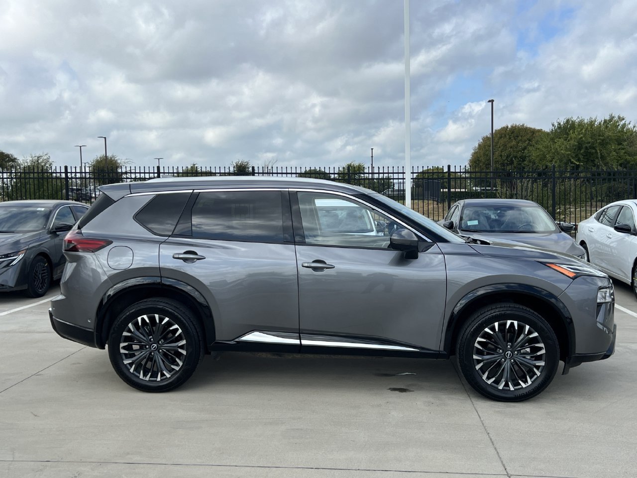 Certified 2026 Nissan Rogue Platinum w/ Platinum Premium Package AWD/4WD image 3