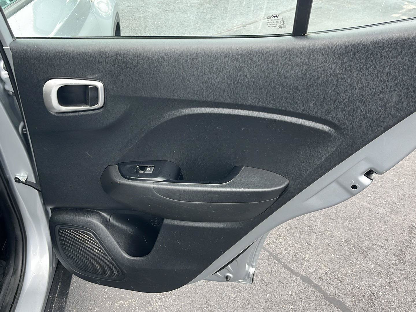 Used 2021 Hyundai Venue SE FWD image 24