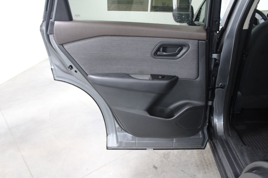Used 2023 Nissan Rogue S image 24