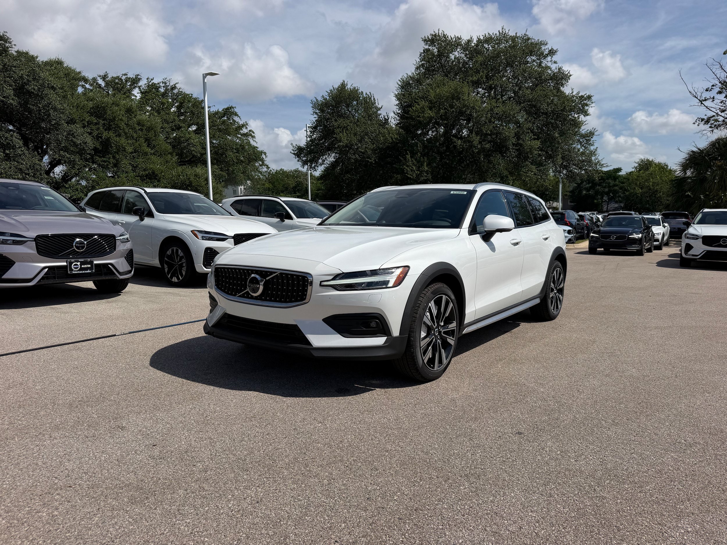 New 2026 Volvo V60 B5 Cross Country Ultra w/ Climate Package AWD/4WD image 2