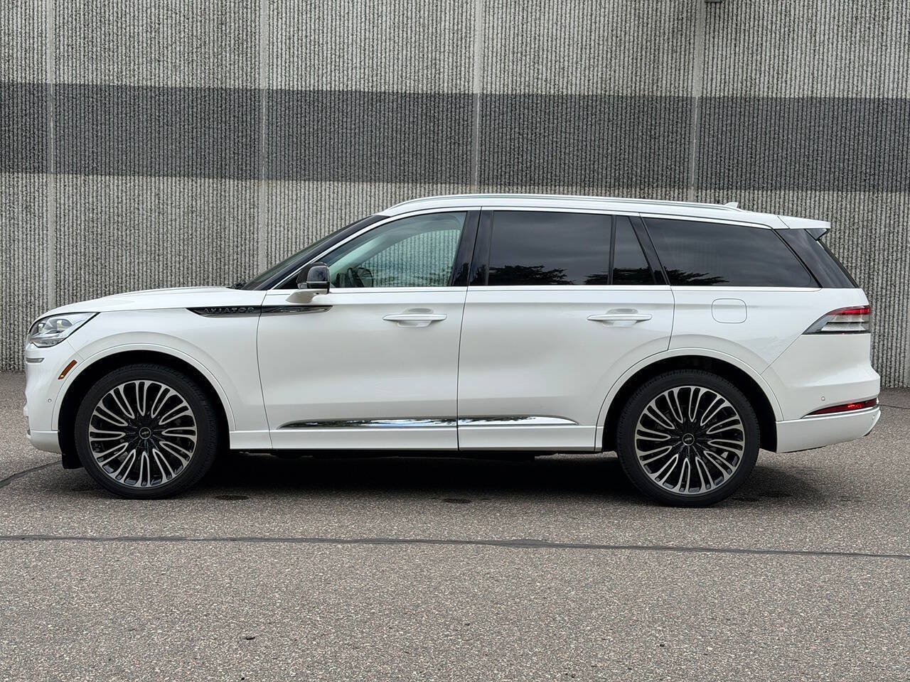 Used 2023 Lincoln Aviator Black Label w/ Dynamic Handling Package AWD/4WD image 2