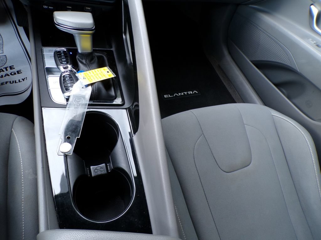 Certified 2022 Hyundai Elantra SEL w/ Convenience Package FWD image 26