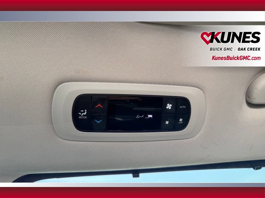 Used 2023 Chrysler Pacifica Touring-L FWD image 8