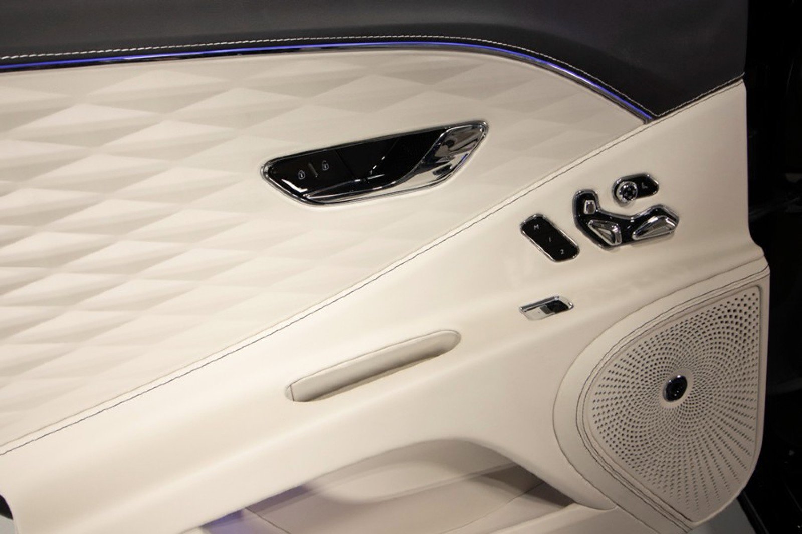 Used 2023 Bentley Flying Spur Azure image 41