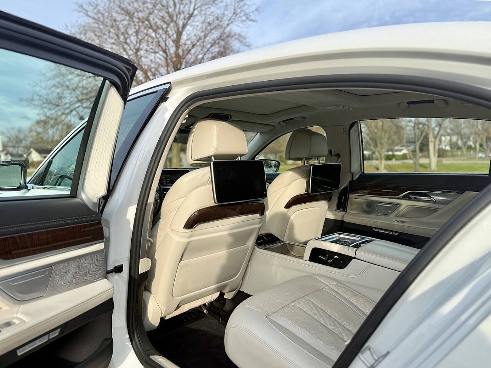 Used 2016 BMW 750i xDrive image 19