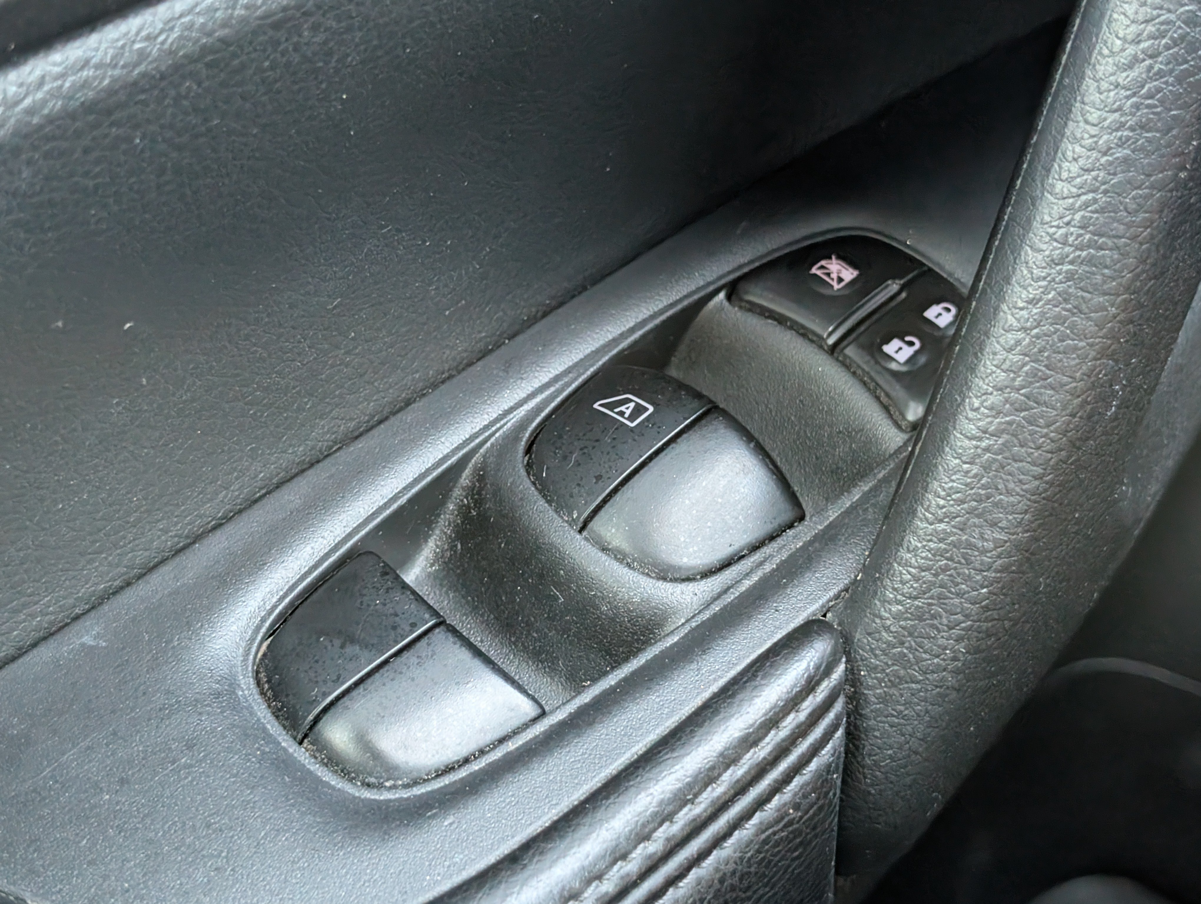 Used 2015 Nissan Rogue SV FWD image 22
