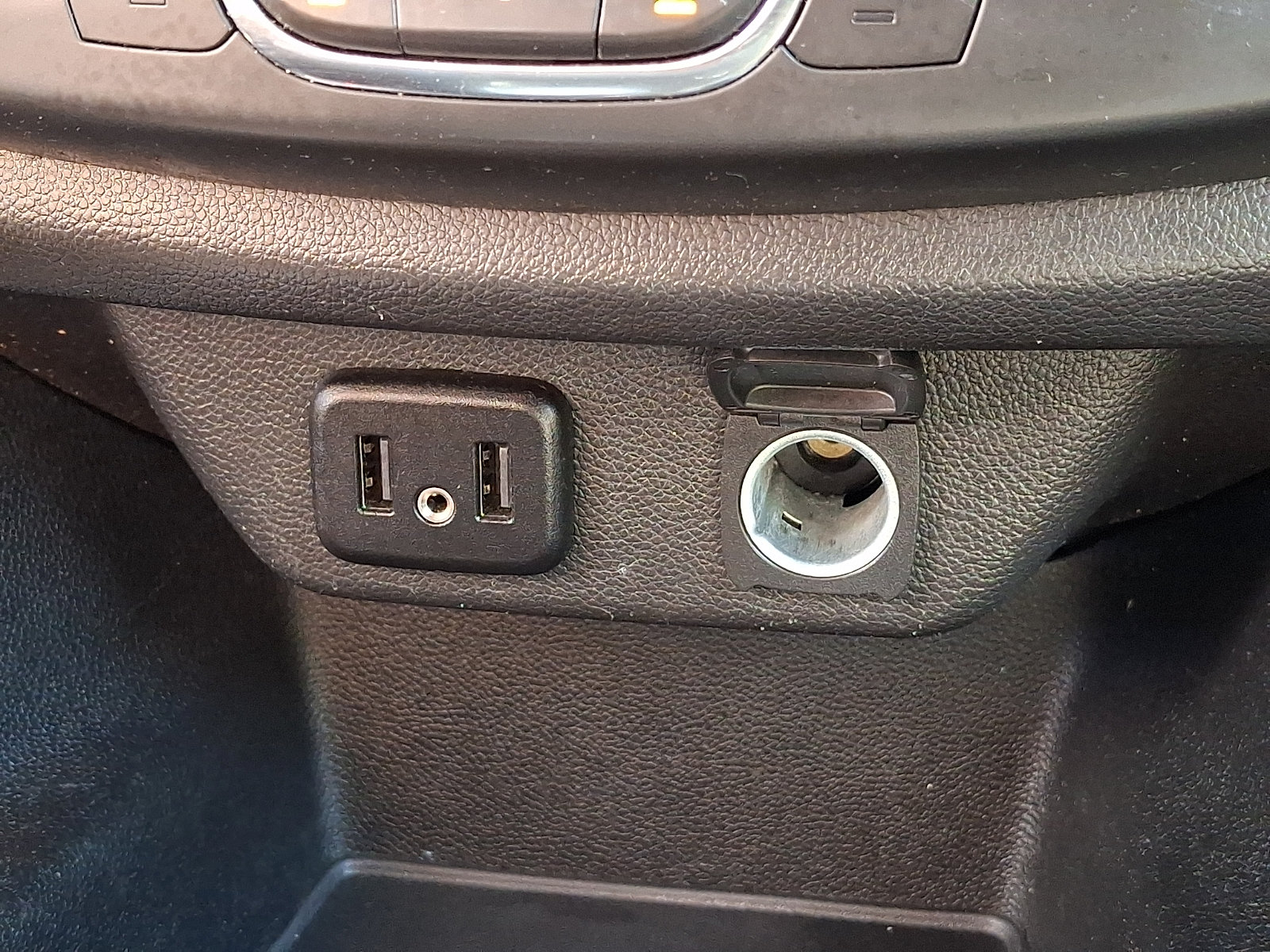 Used 2021 Chevrolet Traverse LS FWD image 23