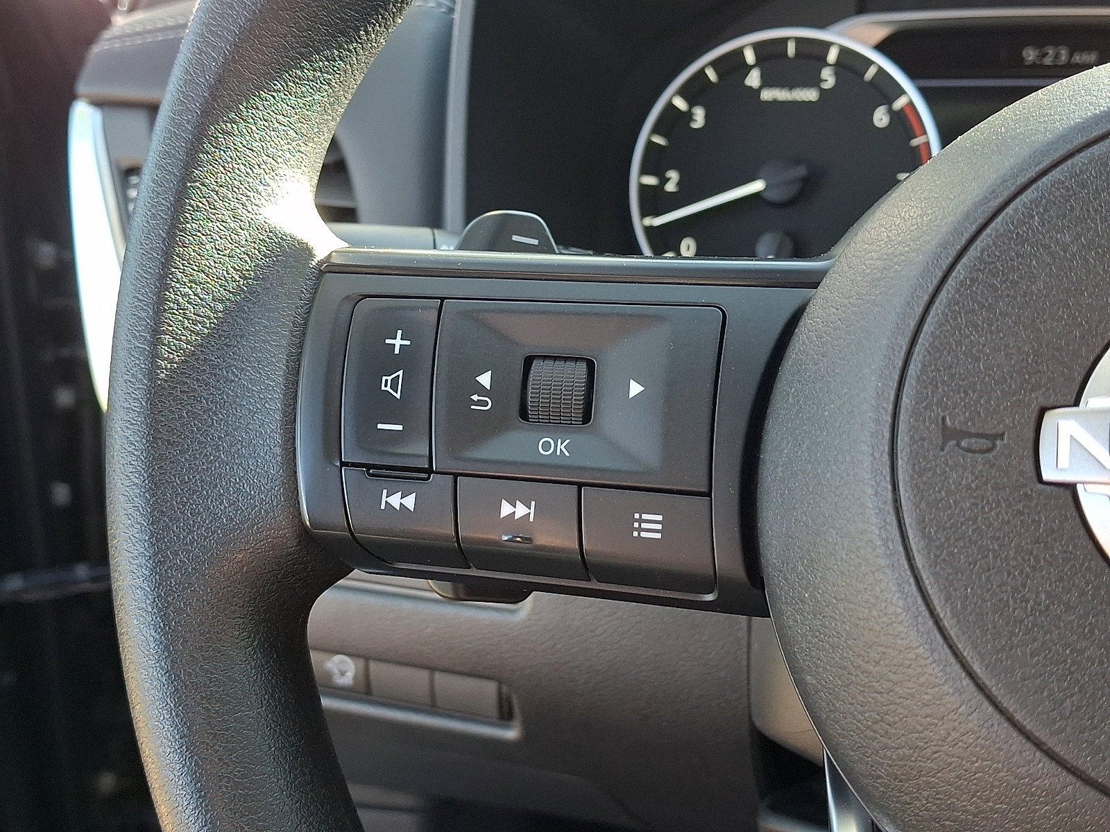 Used 2023 Nissan Rogue S AWD/4WD image 21