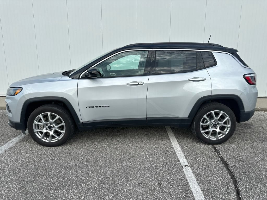 Used 2025 Jeep Compass Limited AWD/4WD image 3