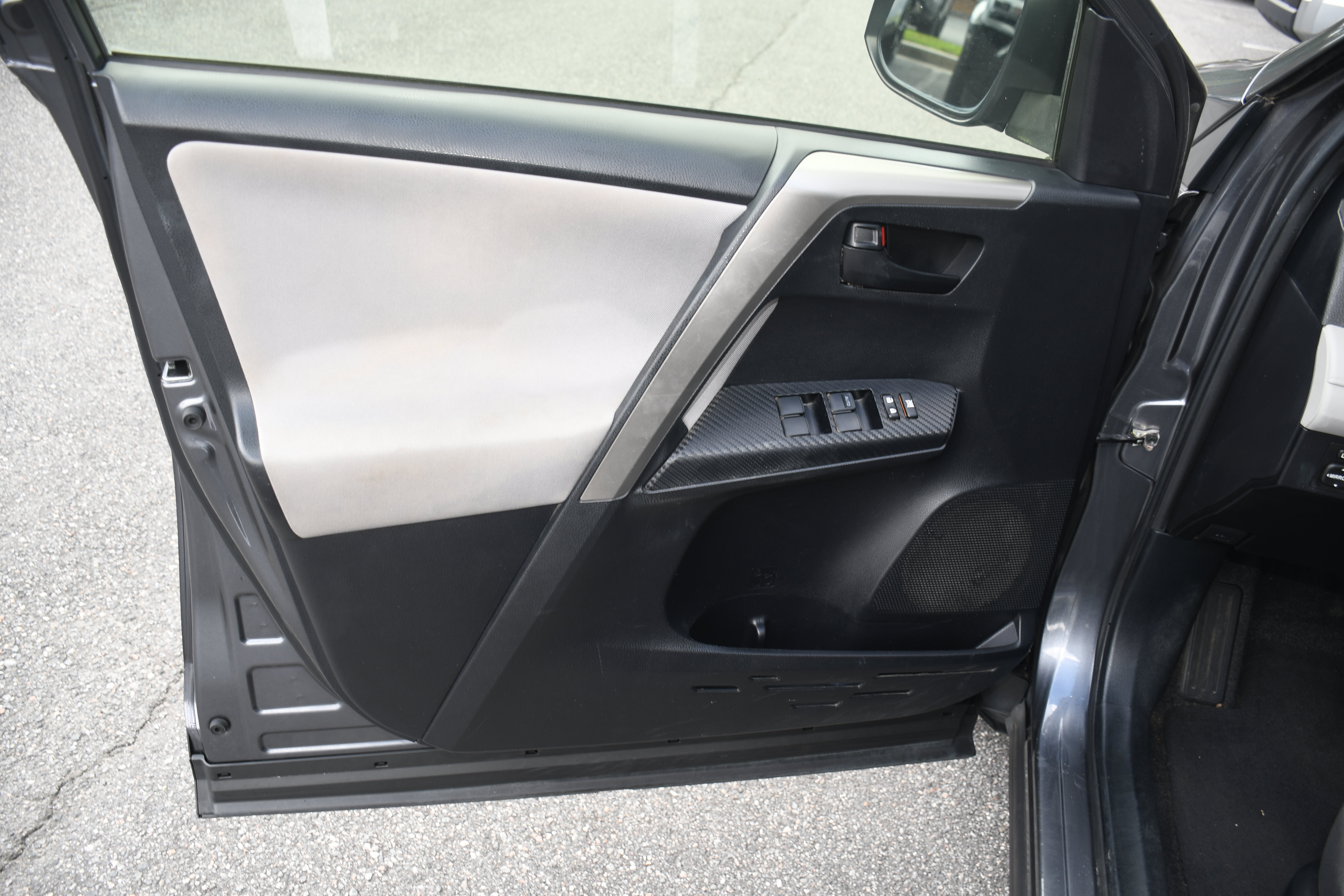 Used 2015 Toyota RAV4 LE AWD/4WD image 9