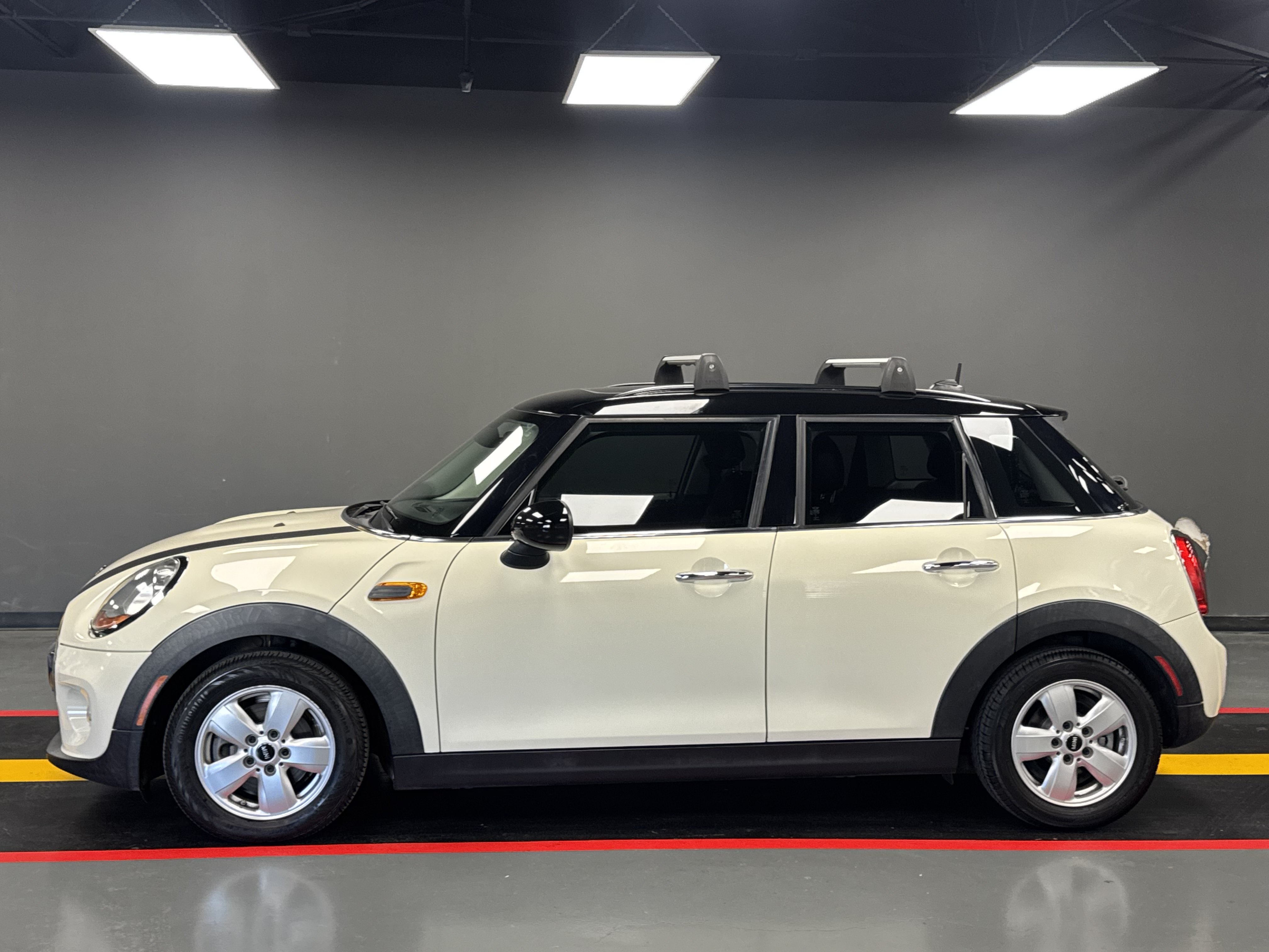 Used 2018 MINI Cooper 4-Door Hardtop FWD image 3